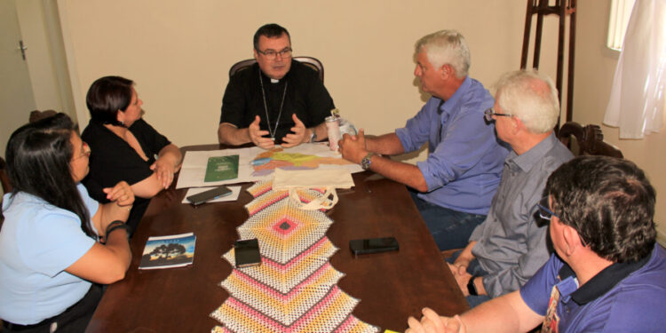 Fabiano Baldessar e o bispo Dom Gilson Meurer discutem criação de roteiro turístico religioso
