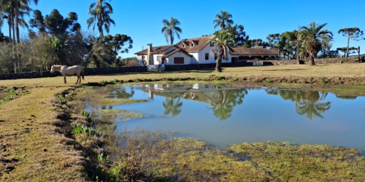 Em Painel, ambiente de fazenda na Pousada Tradição Serrana